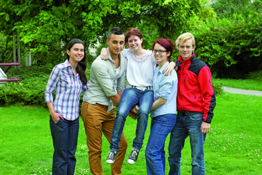 Pflegefit 2011/2012. Fallgeschichten. Aisha, Ringo, Sanne, Momo und Erik erleben Situationen, in denen Betreuung und Pflege gefragt sind. Cover. Querformat.