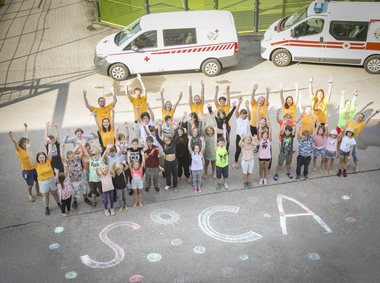 Ein Gruppenfoto von Kindern und Betreuer:innen am Tiroler SommerCamp 2021.