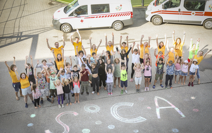 Ein Gruppenfoto von Kindern und Betreuer:innen am Tiroler SommerCamp 2021.