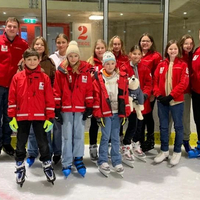 Jugendgruppe beim Eislaufen