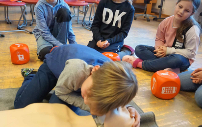 Schüler:innen üben die Atemkontrolle im Zuge des Projektes "leben.retten.lernen"