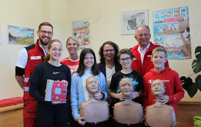 Bildungslandesrätin Gutschi, Notarzt Dr. Schnöll, RK Präsident Aufmesser und Leiterin JRK Salzburg Neuhofer mit Schüler/innen der MS Abtenau mit dem Kids Save Lives Projekt