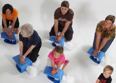 Wien-Inzersdorf, August 2010, Erste Hilfe ist kinderleicht und kennt keine Altersgrenze. Übungssituation mit Actar-Puppen. Herzdruckmassage.