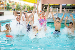 Kinder planschen mit Profischwimmerin Mirna Jukic im Wasser