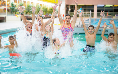 Kinder planschen mit Profischwimmerin Mirna Jukic im Wasser