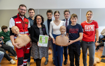 SchülerInnen der HTL Hallein, dazu Lehrer Dominik Lehmert, HTL-Direktor Johann Gutschi,  Notarzt Dr. Bernhard Schnöll, Landesrätin Daniela Gutschi und Andrea Neuhofer vom JRK Salzburg