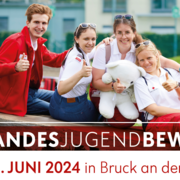 Bewerbungsfoto für den Landesjugendbewerb 2024 in Bruck an der Mur des Jugendrotkreuz Steiermark. Vier Mitglieder einer Jugendgruppe halten ihre Daumen hoch und lächeln in die Kamera.