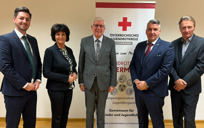 Das Foto zeigt die Mitglieder der Landesleitung des steirischen Jugendrotkreuzes mit dem Präsident des steirischen Roten Kreuzes. Von links nach rechts: Landesleiter-Stellvertreter SQM Ferdinand Reiner, MA BEd., Landesleiter-Stellvertreterin ALin SQMin Dipl.-Päd.in Petra Pieber, MA BEd., Präsident des steirischen Roten Kreuzes Mag. Dr. Werner Weinhofer, Landesleiter AL SQM Dipl.-Päd. Oliver Kölli, MA BEd. und Landesleiter außer Dienst HR Hermann Zoller, BEd.