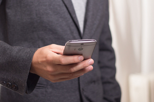 Ein Mann hält ein Handy in der Hand