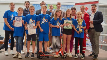 Das Team der VS Pischelsdorf, das den 1. Platz erreicht hat, bei der Sieger:innen-Ehrung