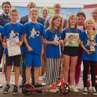 Das Team der VS Pischelsdorf, das den 1. Platz erreicht hat, bei der Sieger:innen-Ehrung