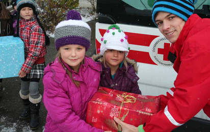 Abholung von Weihnachtspaketen mit haltbaren Lebensmitteln an einer Volksschule.