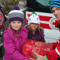 Abholung von Weihnachtspaketen mit haltbaren Lebensmitteln an einer Volksschule.