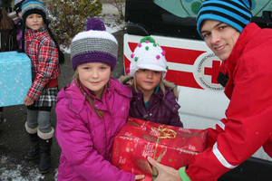 Abholung von Weihnachtspaketen mit haltbaren Lebensmitteln an einer Volksschule.