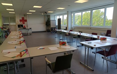 © ÖRK ein leerer Lehrsaal