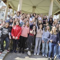 Gruppenfoto draußen mit Teilnehmer:innen vom Yound Leadership Training