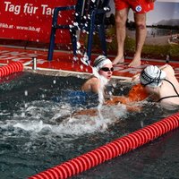 Zwei Teilnehmerinnen retten eine Rettungsschwimmpuppe an den Rand des Schwimmbeckens.