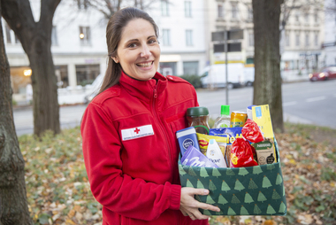 Wien, Dezember 2021. Am letzten Samstag vor Weihnachten verteilen die 121 Team Österreich Tafeln 5.000 Weihnachtspakete mit Warenspenden und Einkaufsgutscheinen für Lebensmittel an Familien in Not. Darin enthalten sind Lebensmittel wie Kaffee, Nudeln aber auch Hygieneprodukte, die sonst selten an die Tafeln gespendet werden. Durch die Gutscheine können sich Familien in Not zu Weihnachten zusätzliche Lebensmittel kaufen, die sie sich sonst nicht leisten könnten.