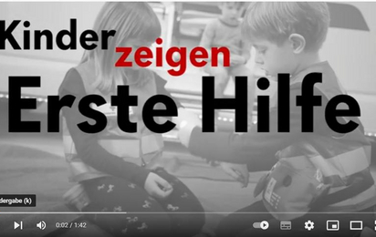 Kindergartenkinder üben eine Erste Hilfe Situation