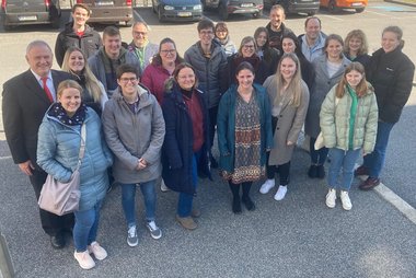 Gruppenfoto der Bezirksreferent:innen für Jugendgruppen und Bezirksjugendsprecher:innen des Jugendrotkreuzes Steiermark.