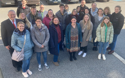 Gruppenfoto der Bezirksreferent:innen für Jugendgruppen und Bezirksjugendsprecher:innen des Jugendrotkreuzes Steiermark.