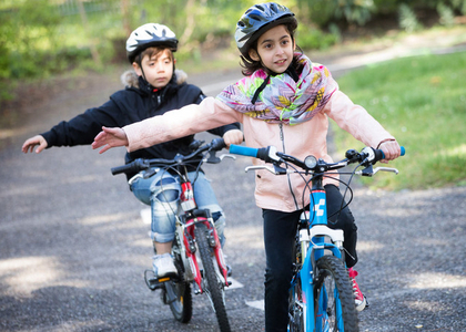 Kinder auf Fahrrädern mit Fahrradhelm