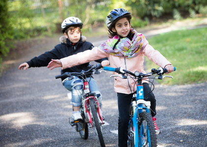 Kinder auf Fahrrädern mit Fahrradhelm