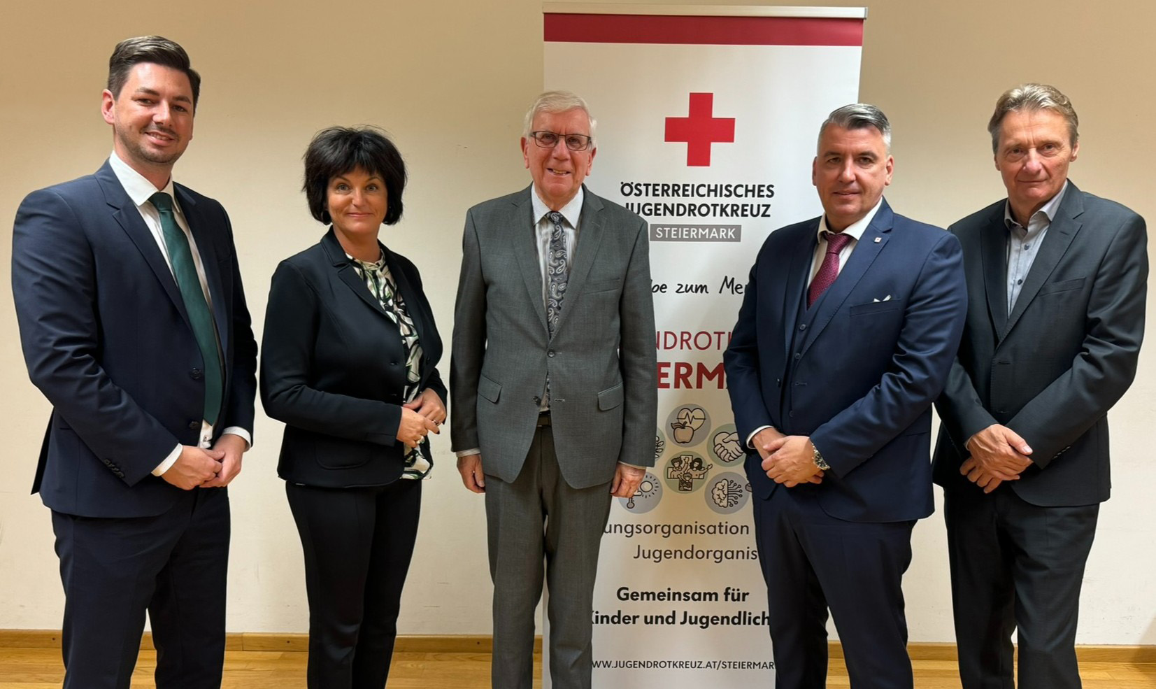 Das Foto zeigt die Mitglieder der Landesleitung des steirischen Jugendrotkreuzes mit dem Präsident des steirischen Roten Kreuzes. Von links nach rechts: Landesleiter-Stellvertreter SQM Ferdinand Reiner, MA BEd., Landesleiter-Stellvertreterin ALin SQMin Dipl.-Päd.in Petra Pieber, MA BEd., Präsident des steirischen Roten Kreuzes Mag. Dr. Werner Weinhofer, Landesleiter AL SQM Dipl.-Päd. Oliver Kölli, MA BEd. und Landesleiter außer Dienst HR Hermann Zoller, BEd.