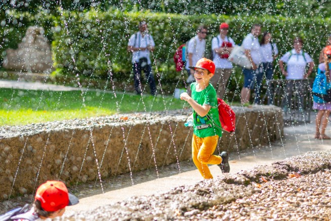 Bub läuft durch Springbrunnen